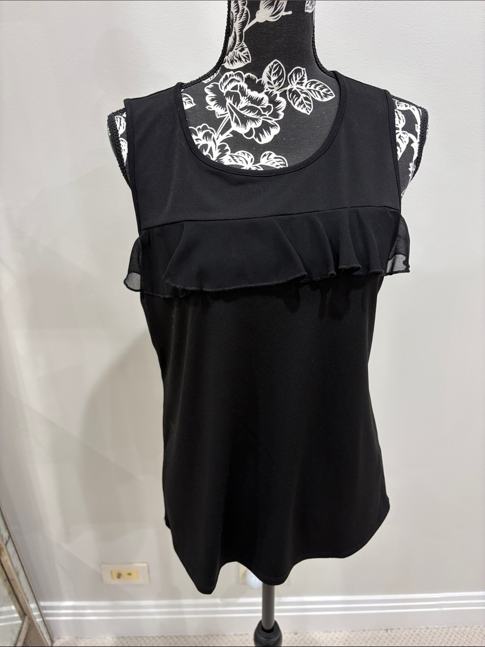 Cable & Gauge Black Ruffle Yoke Tank size large